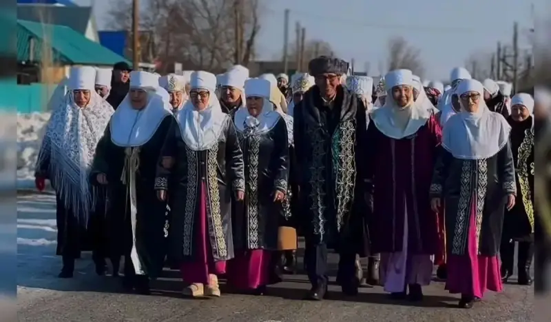 Ақтөбеде алпыс ене 60 келінін ертіп алып, референдумға келген (ВИДЕО)