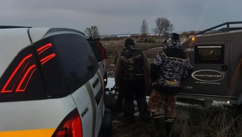 Павлодар облысында үш балықшы мінген көлік мұз астына түсіп кетті