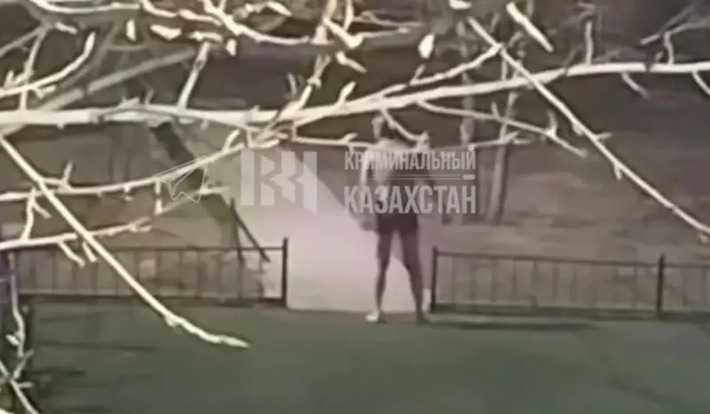 Астанада пышақ ұстаған жалаңаш ер адам жұрттың зәресін ұшырды (ВИДЕО)