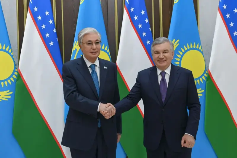 Тоқаев Өзбекстан президентімен бейресми кездесу өткізді