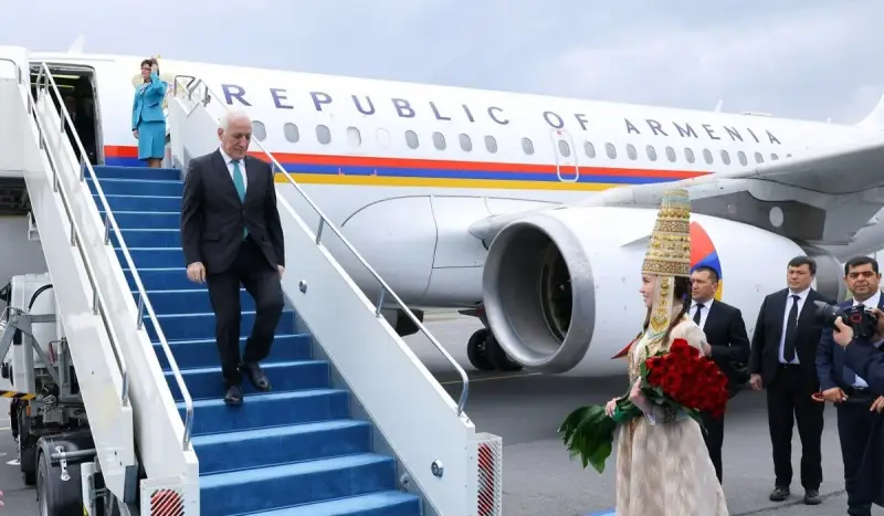 «Өңірлік саммитке қатысады»: Астанаға Армения президентінің ұшағы келіп қонды