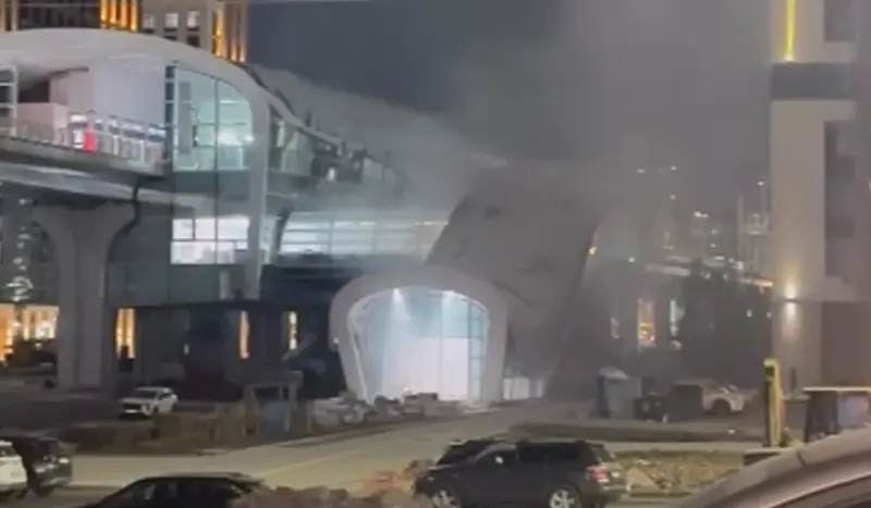 LRT станциясын дәнекерлеп жатқан адам оны өртеп ала жаздаған (ВИДЕО)
