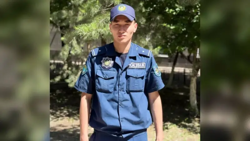 Полицейский в Кокшетау спас жизнь водителю, которому стало плохо на дороге