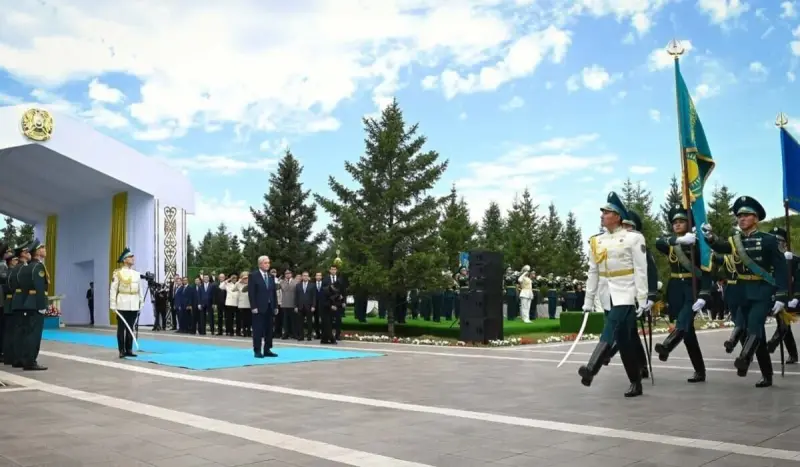 Токаев принял участие в церемонии поднятия государственного флага в Астане
