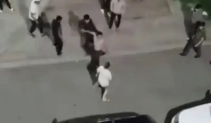 Нещадно били и пинали друг друга: драку мужчин сняли на видео в Таразе