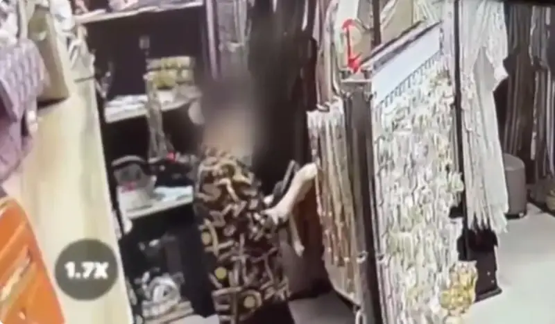 Незаметно забрала 10 колец: момент кражи в ювелирном отделе попал на видео в Актобе