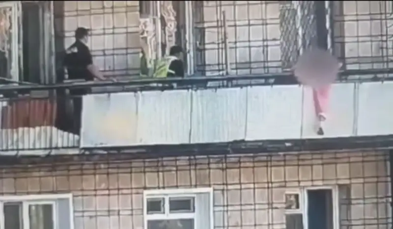Девушка едва не сорвалась с шестого этажа в Степногорске: кадры спасения