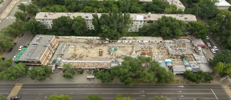 В Алматы снесли незаконный рынок "Береке"