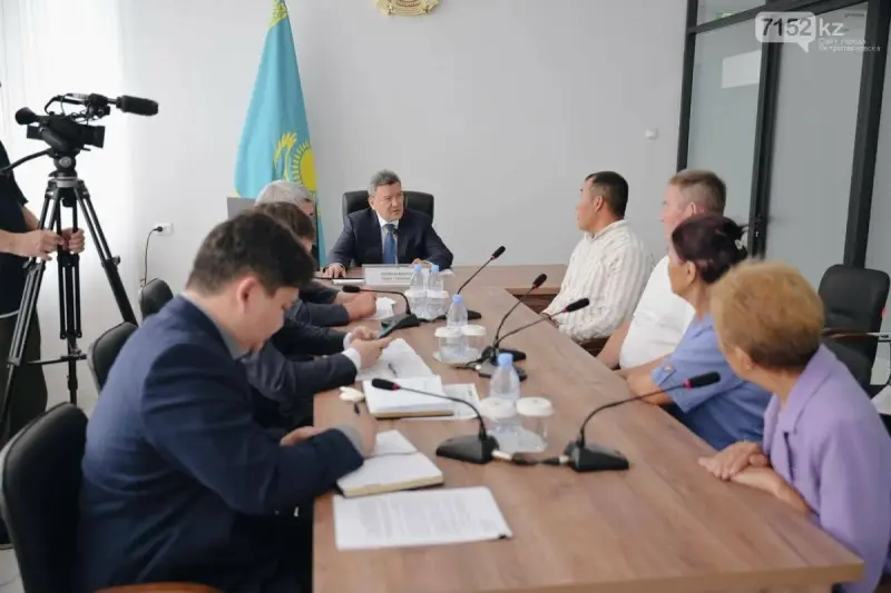 В XXI веке без дорог и спортзала: сельчане СКО пожаловались акиму на условия жизни