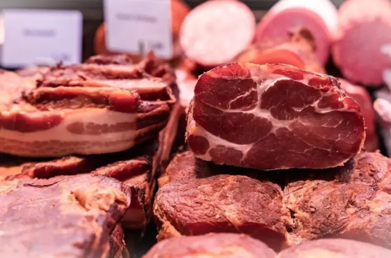 Казахстанцы хотели купить мясо дешевле, но остались без денег