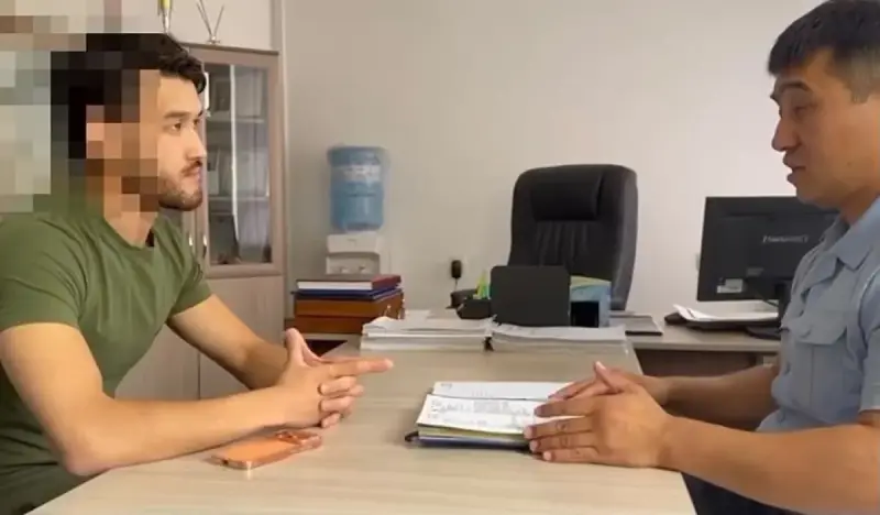 Блогера из Астаны задержали за полицейскую форму в шутливых роликах