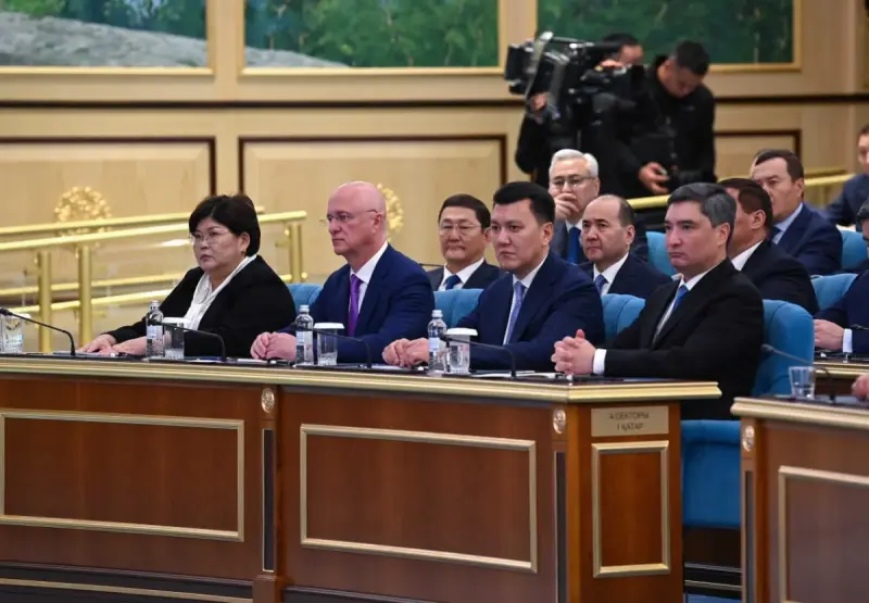 Глава государства призвал усилить работу по развитию экономики и госуправления