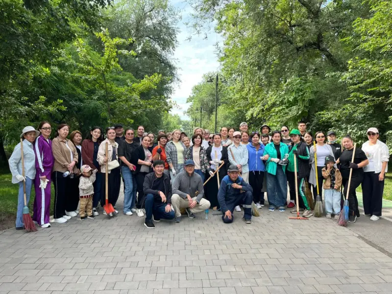 В Алматы за один день вывезли более 900 кубометров мусора