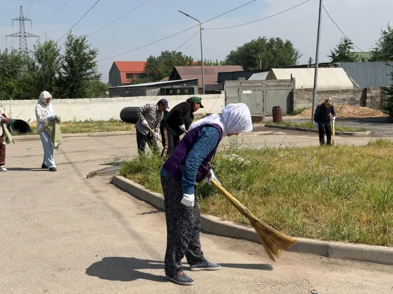 В Алматы на субботнике собрали свыше 900 кубометров мусора
