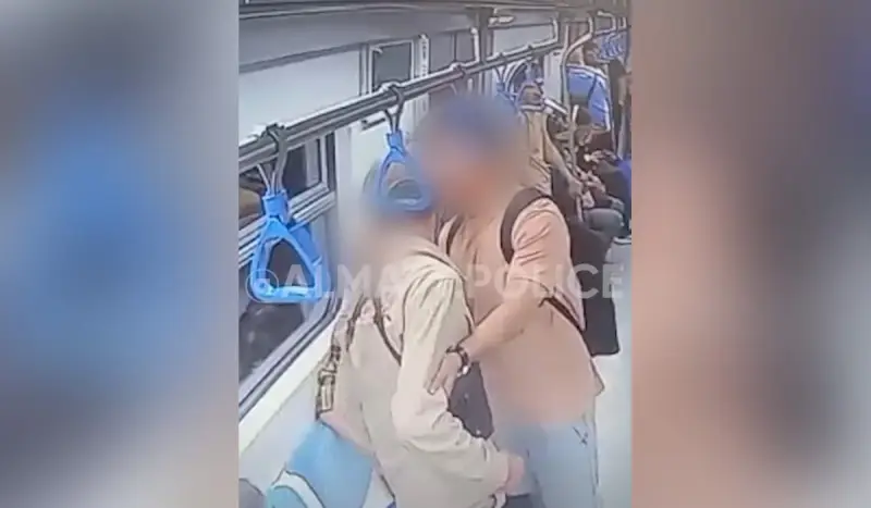 Двое мужчин устроили разборки в вагоне метро Алматы: видео драки