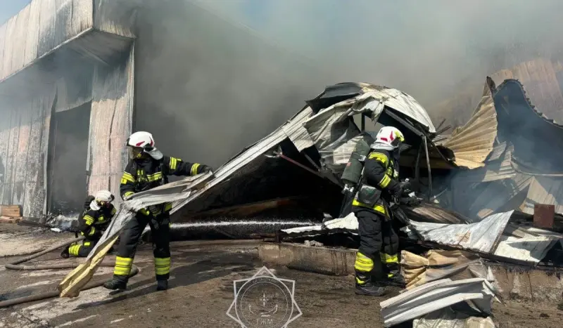 Возгорание в мебельном цехе: пожар по повышенному рангу тушили в Шымкенте (ВИДЕО)