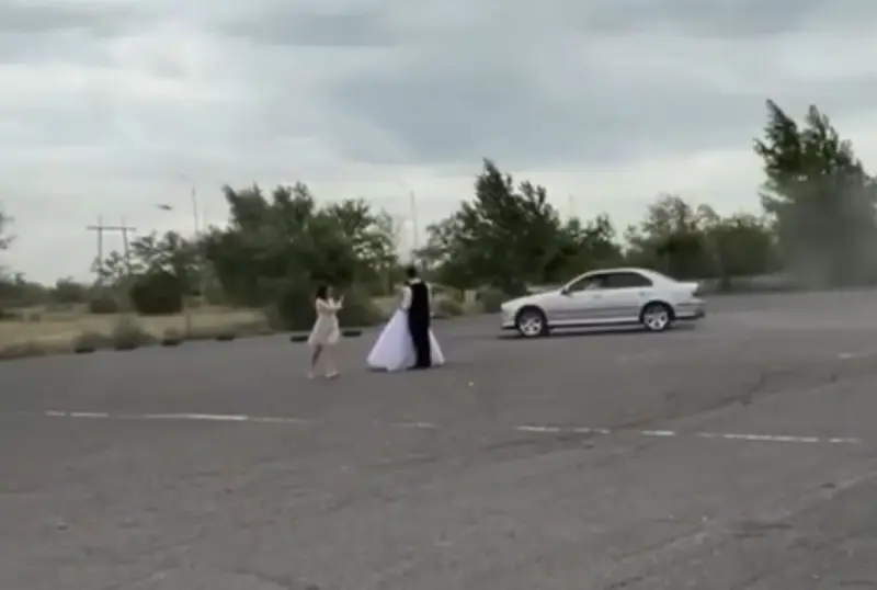 BMW без номеров устроил опасный дрифт вокруг молодоженов в Аксу (ВИДЕО)