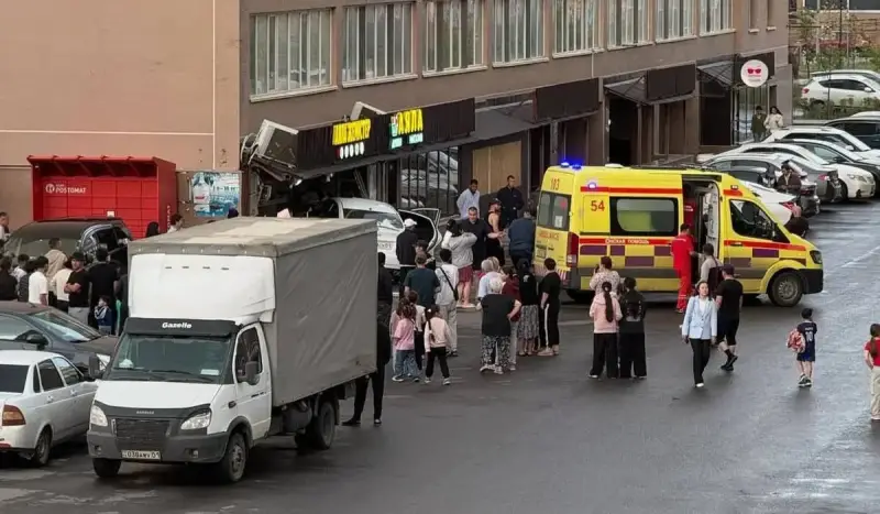 В Астане автомобиль врезался в овощной павильон: пострадала 15-летняя девушка