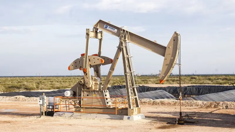После скачка выше 100 долларов нефть начала дешеветь