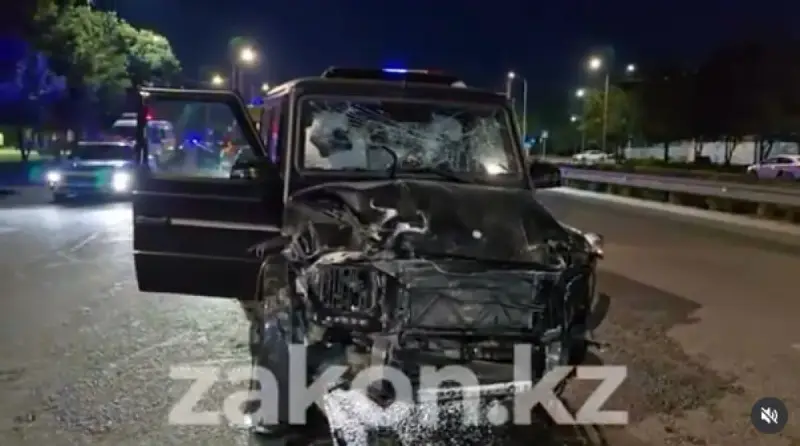 Две девушки погибли в результате ДТП с Mercedes в Алматы