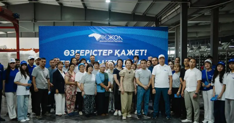  «Ақ жол» партиясының өкілдері Көкшетаудағы өндіріс кәсіпорнының ұжымымен кездесті 