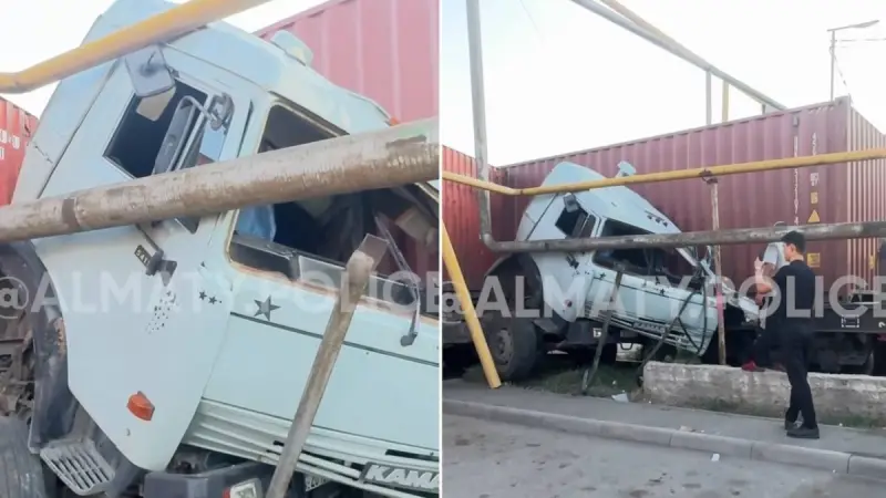 Поезд протаранил КАМАЗ в Алматы: появились подробности серьезной аварии