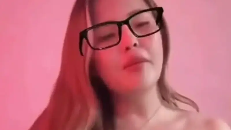 Семейде TikTok-та тікелей эфир жүргізген бойжеткен қамауға алынды