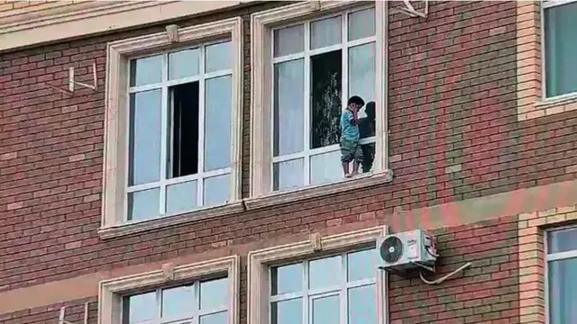 Ақтауда 10-қабаттағы терезеден шығып тұрған бала аман қалды