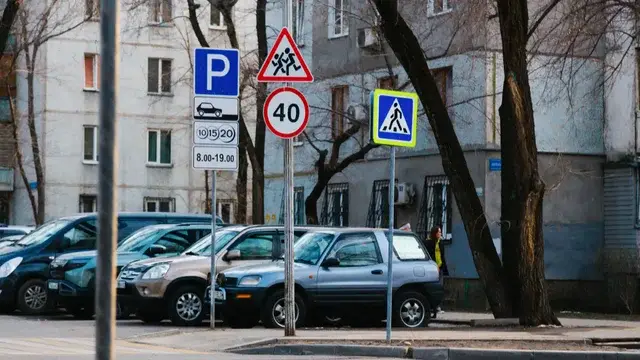 «Тегін қоя алады». Алматыда автотұрақты пайдалану тәртібі өзгереді