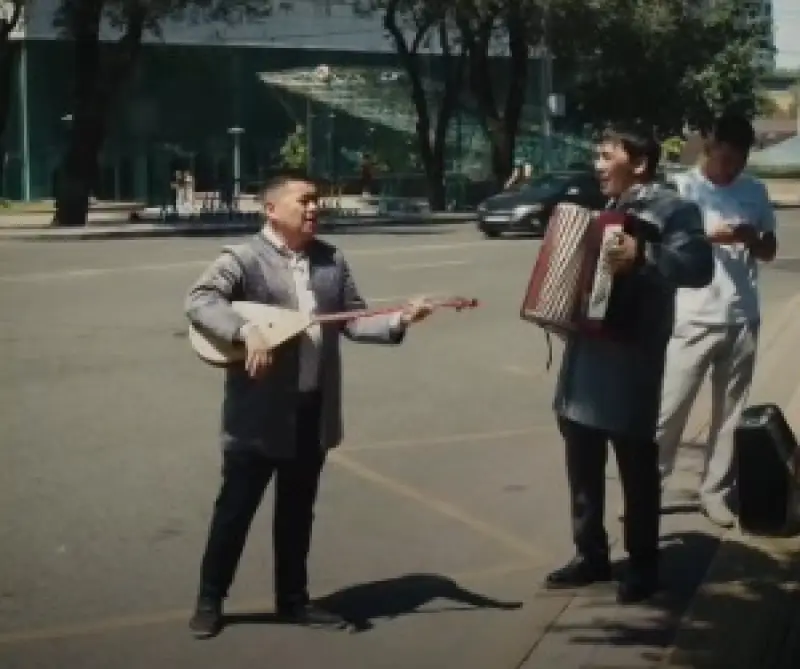 Молодежь партии "Ауыл" организовала в общественном транспорте Алматы музыкальную акцию "Ауылым – әнім"