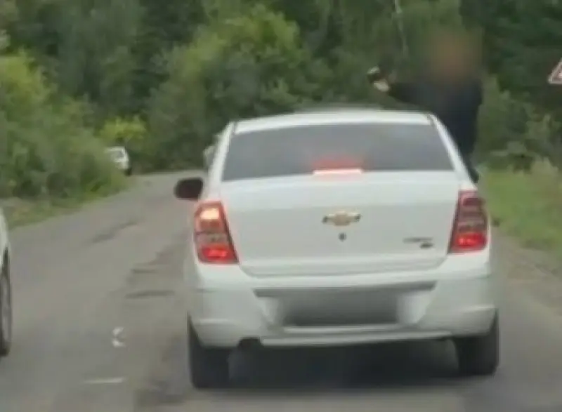 Высунулась из автомобиля прямо на ходу: опасный трюк в ВКО обернулся штрафами (ВИДЕО)