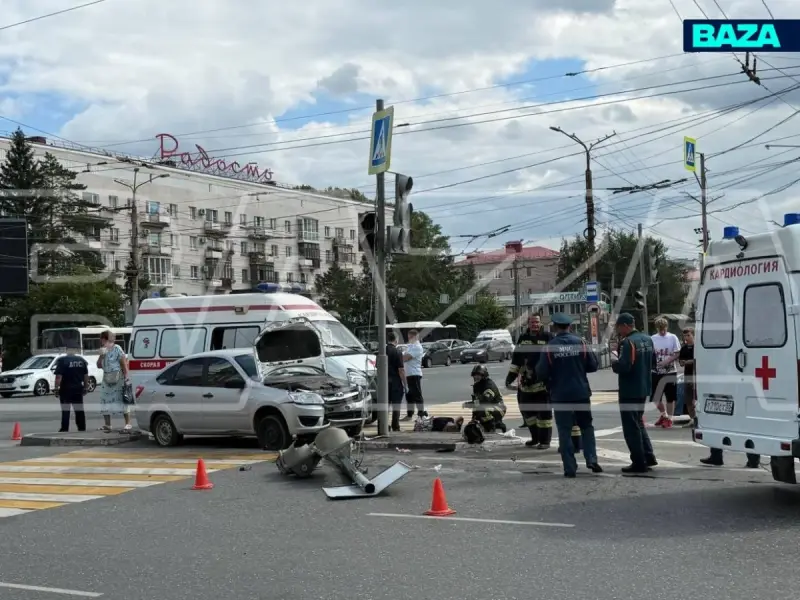 Автомобиль влетел в толпу пешеходов в Омске