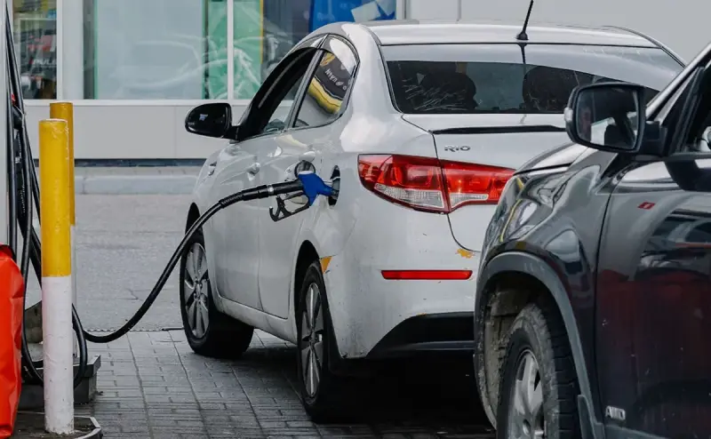 В России АЗС начали продавать по цене автомобиля