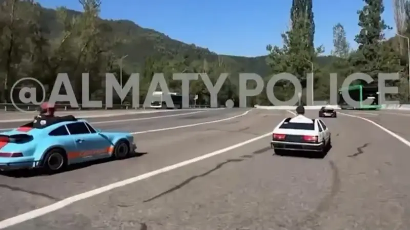 Водители спорткартов устроили гонки по дороге к Медеу (ВИДЕО)