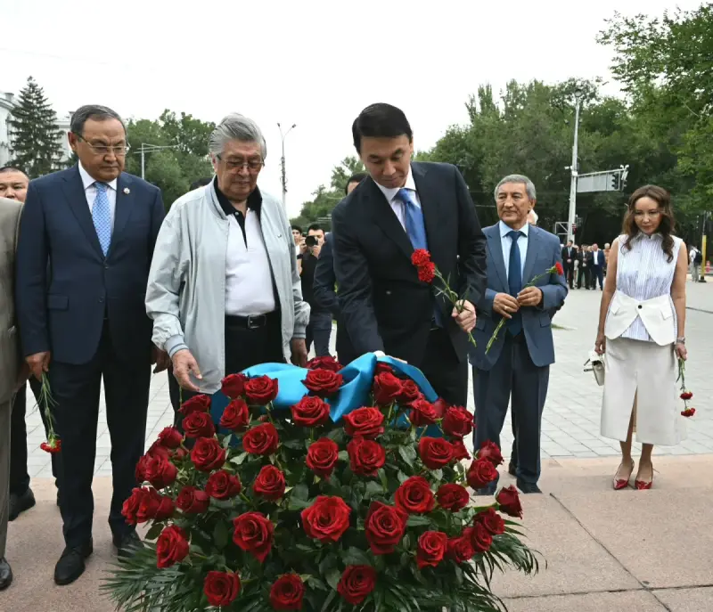 В Алматы прошла церемония возложения цветов к памятнику Абаю