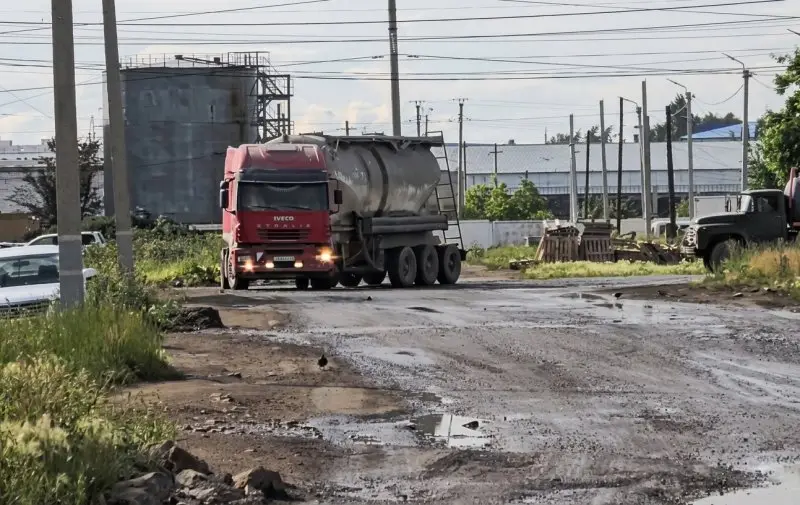 Жители Кокшетау потребовали у акимата убрать фуры с дорог, где ходят дети