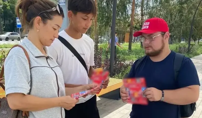 Павлодар облысында ҚХП мүшелері үгіт үгіт материалдарын орналастыруда