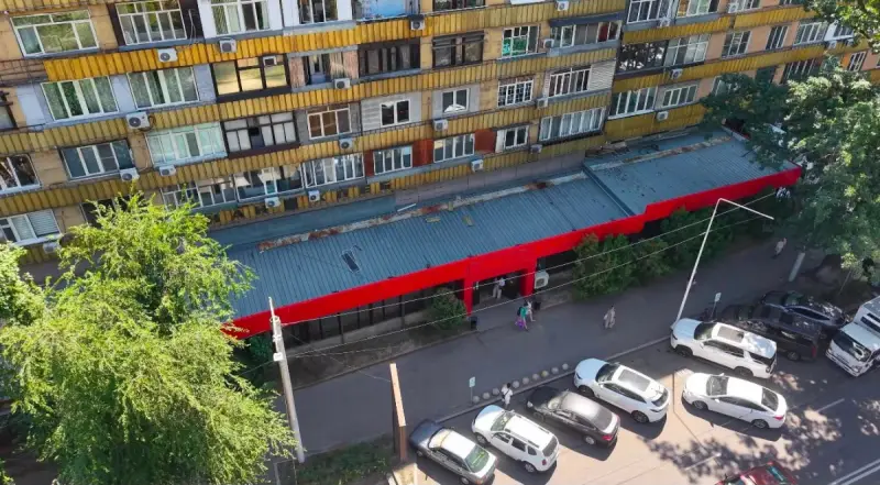 Пристройку к супермаркету в центре Алматы демонтировали по решению суда