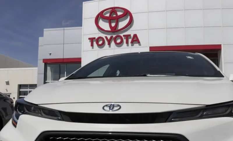 «Комфортнее обсуждать с мужчиной»: алматинка заявила, что менеджер Toyota-центра отказался ее обслуживать