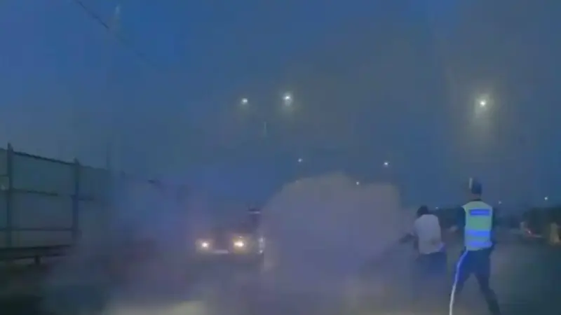 Пламя вырвалось из-под капота автомобиля на трассе Шымкент – Самара