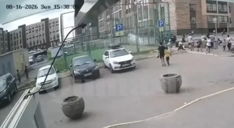 «Жағдайы ауыр»: Астанада баланы футбол алаңының жанында тоқ соқты