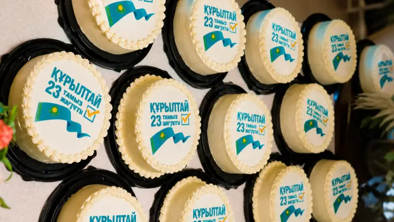 В Казахстане выпустили сладости с символикой выборов в Курултай