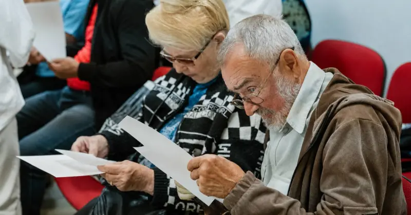   Брайль қарпі, cурдо аударма: «Әділет» партиясы ақпаратты бәріне бірдей қолжетімді ету үшін қандай жағдай жасайды   
