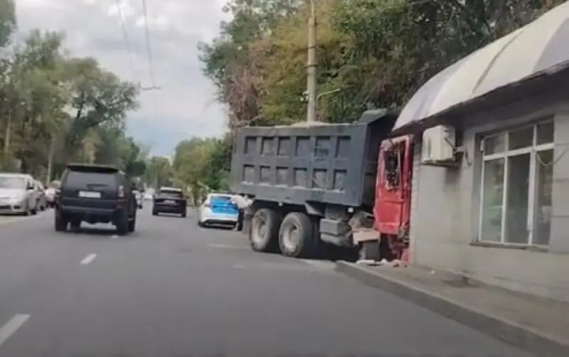 КамАЗ без водителя устроил цепное ДТП и влетел в остановку в Алматы (ВИДЕО)