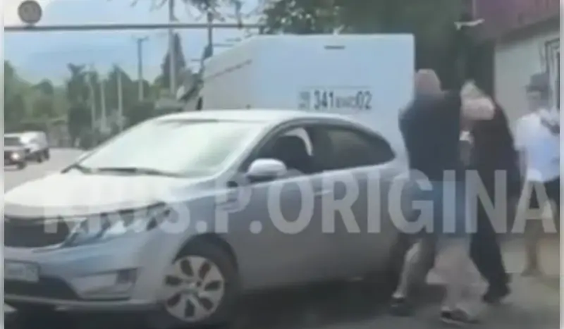 Водитель Mercedes устроил драку из-за отказа уступить дорогу в Алматы (ВИДЕО)
