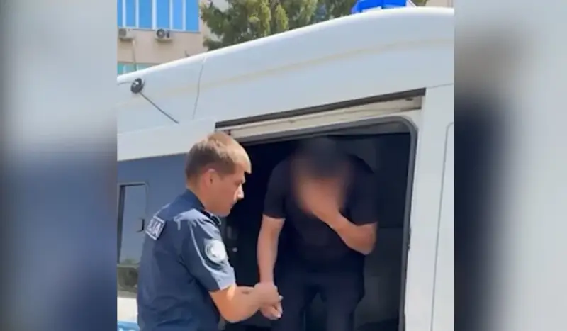 Мүгедек енесін зорлаған: Алматыда күдікті ер адамның қамауға алынған видеосы жариялады