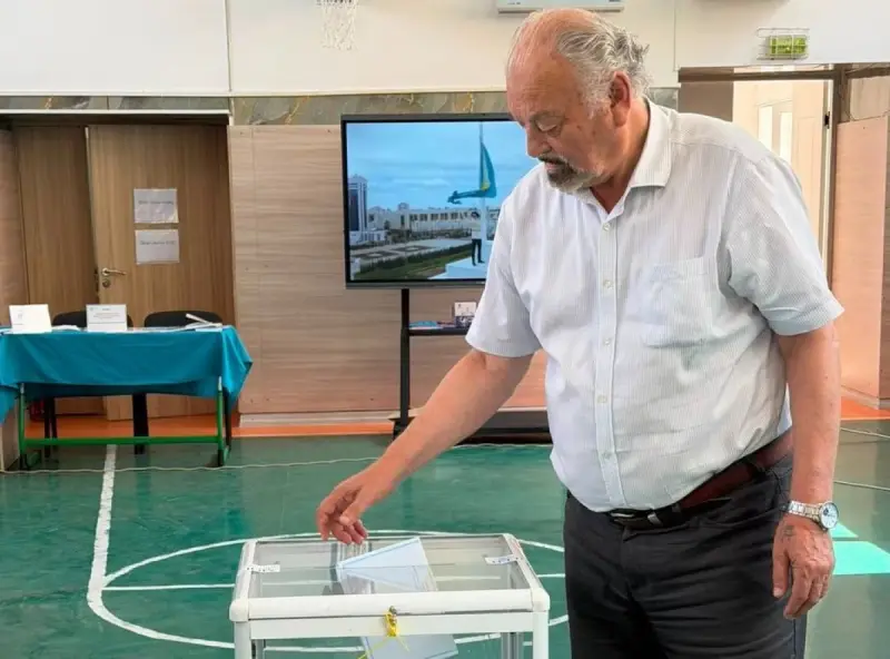 Тунгышбай Жаманкулов проголосовал на выборах в Алматы