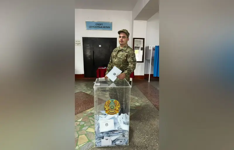 Солдат Нацгвардии в свой день рождения первым пришел на выборы в Павлодаре