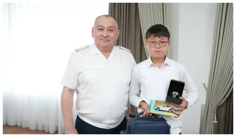 Қарағанды облысының бас полицейі суға батқан баланы құтқарған оқушыны марапаттады