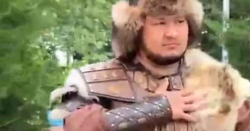  Алматы тұрғыны сайлауға батырдың киімін киіп барды 